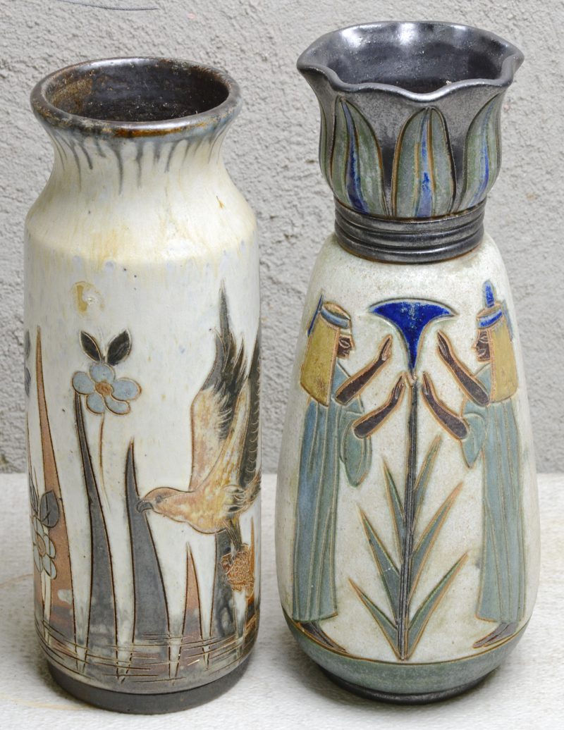 Twee vazen van meerkleurig geglazuurd steengoed met reliëfdecors, waarbij één met vogels en één met hiërogliefen. Gemerkt.