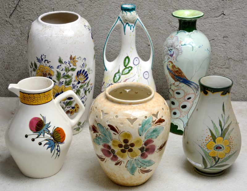 Een lot van vijf verschillende vazen en een schenkkan van meerkleurig Hollands aardewerk. Diverse merken.