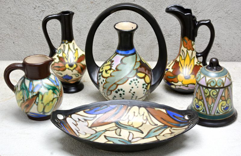 Een lot Bergens aardewerk, bestaande uit een vaas, drie kannen, een dekselpot en een schaal. Onderaan gemerkt.