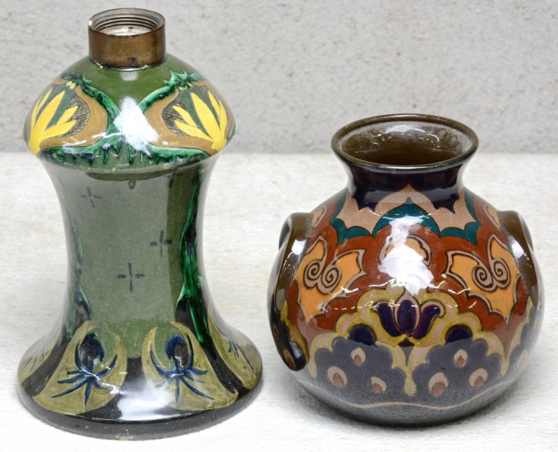 Een art nouveau lampvoet en een vaas van meerkleurig glansplateel. De eerste gemerkt van Distel, de tweede van Royal Zuid-Holland.
