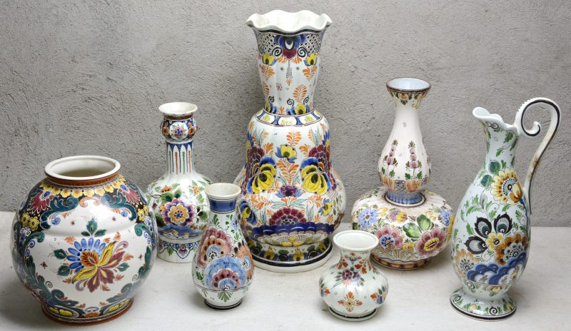 Een lot Hollands aardewerk met meerkleurige Delftse decors, bestaande uit zes verschillende vazen en een schenkkan. Enkele gemerkt van ‘Ram’.