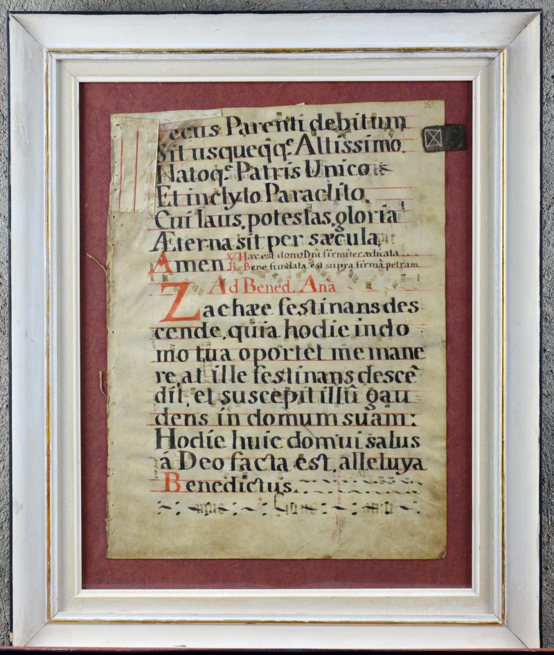 Een ingekaderd perkament met Latijnse tekst. XVIe eeuw.