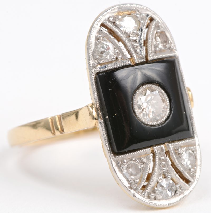 Een 18 karaats wit gouden ring bezet met diamanten met een gezamenlijk gewicht van ± 0,50 ct. en onyx.