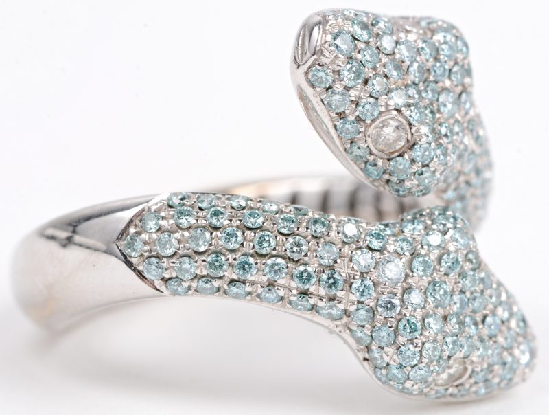 Een 18 karaats wit gouden ring in de vorm van slangen bezet met gekleurde diamanten met een gezamenlijk gewicht van ± 1 ct.