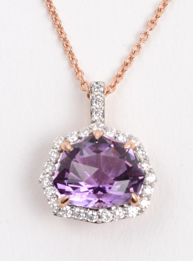 Een 18 karaats roze gouden ketting met hanger bezet met diamanten met een gezamenlijk gewicht van ± 0,36 ct. en een centrale amethist van ± 4 ct.