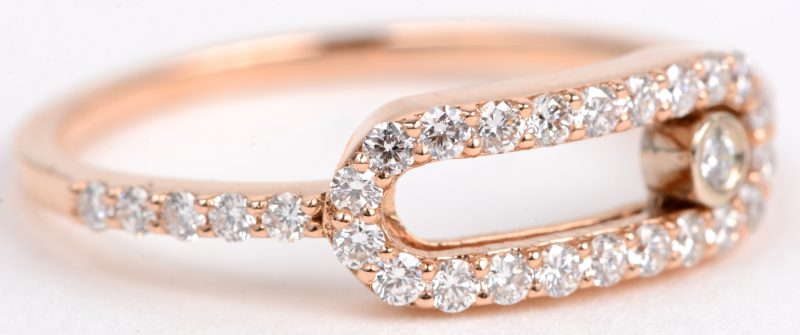 Een 18 karaats roze gouden ring bezet met diamanten met een gezamenlijk gewicht van ± 0,53 ct. waarvan één verschuifbaar diamantje. Stijl Mesika.