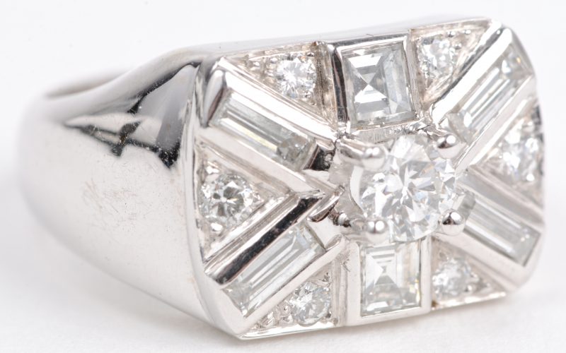 Een 18 karaats wit gouden art deco ring bezet met diamanten met een gezamenlijk gewicht van ± 1,35 ct.