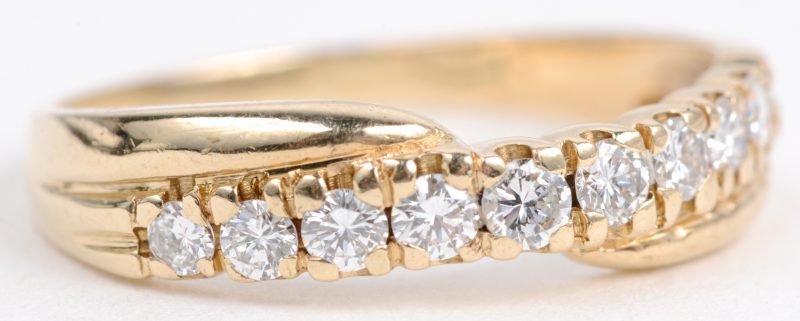 Een 14 karaats wit gouden bloemvormige ring bezet met diamanten met een gezamenlijk gewicht van ± 0,20 ct.