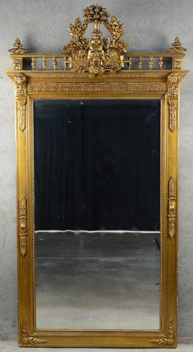 Een verguld houten schouwspiegel met een bloemenvaas en leeuwenkop in de kuif. Tijdperk Napoleon III.