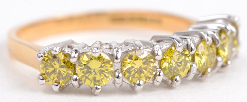 Een 18 karaats wit en geel gouden ring bezet met gele diamanten met een gezamenlijk gewicht van ± 1,05 ct. VS.