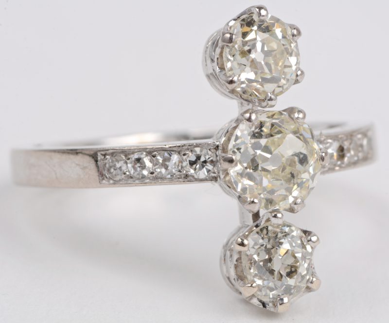 Een 18 karaats wit gouden ring bezet met diamant met een gezamenlijk gewicht van ± 1,90 ct. K / VS-SI1.