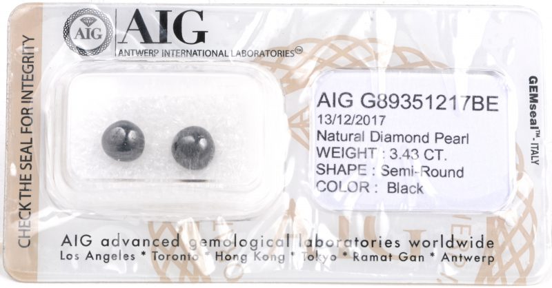 Een paar zwarte diamanten in gesloten AIG certificaat van 3,43 ct.