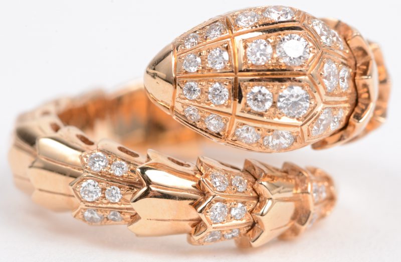 Een 18 karaats roze gouden ring in de vorm van een slang bezet met diamanten met een gezamenlijk gewicht van ± 0,60 ct.