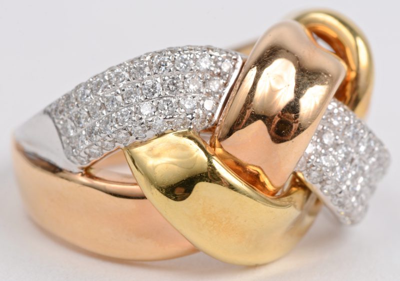 Een 18 karaats drie kleuren gouden ring bezet met diamanten met een gezamenlijk gewicht van ± 0,80 ct.