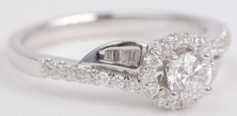Een 18 karaats wit gouden ring bezet met diamanten en baguettes met een gezamenlijk gewicht van ± 0,76 ct.