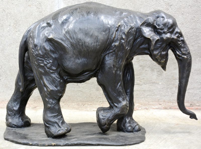 “Indische olifant”. Een bronzen beeld naar een werk van R. Bugatti.