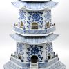 Een uit acht delen opgebouwde pagode van blauw en wit Chinees porselein.