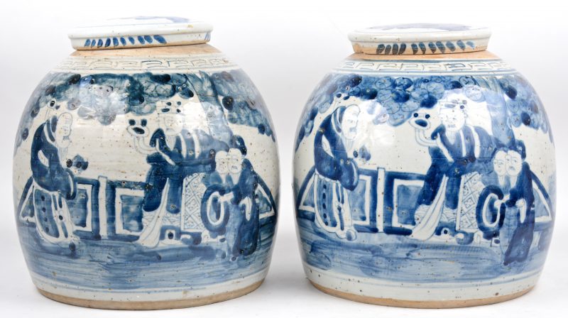 Een paar gemberpotten van Chinees porselein met een blauw op wit decor van personages.
