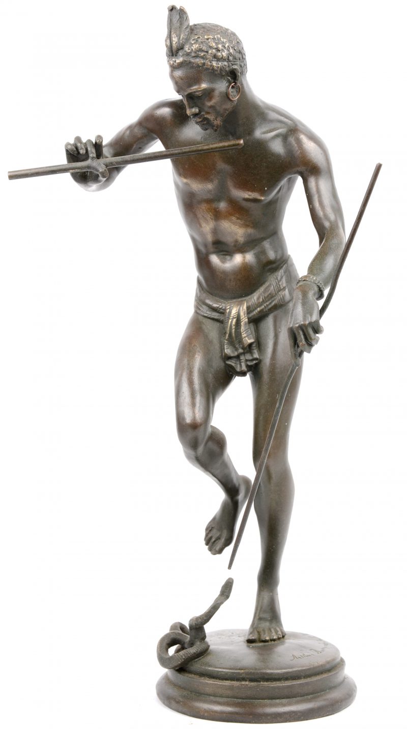 “De slangenbezweerder”. Een beeld van bruingepatineerd brons naar een werk van Charles Arthur Bourgeois.