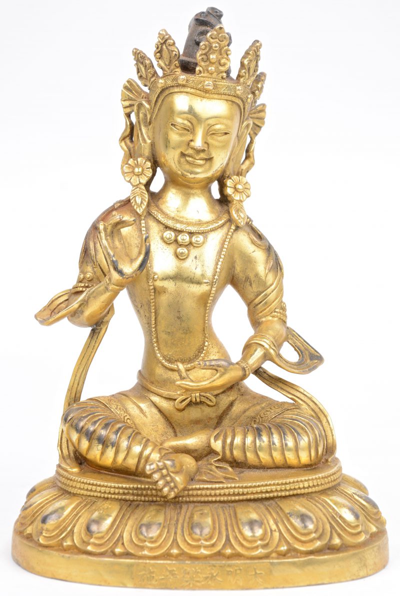 Een zittende Boeddha van verguld brons.