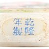 Een Chinese snuffbottle met handgeschilderd decor. Onderaan gesigneerd.
