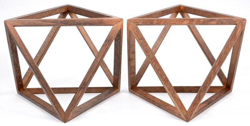 Een paar houten meesterstukjes in de vorm van een octahedron.