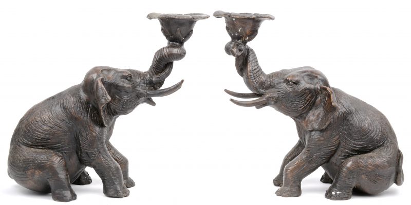 Een paar bronzen kandelaars in de vorm van een bloem, gedragen door een olifant.