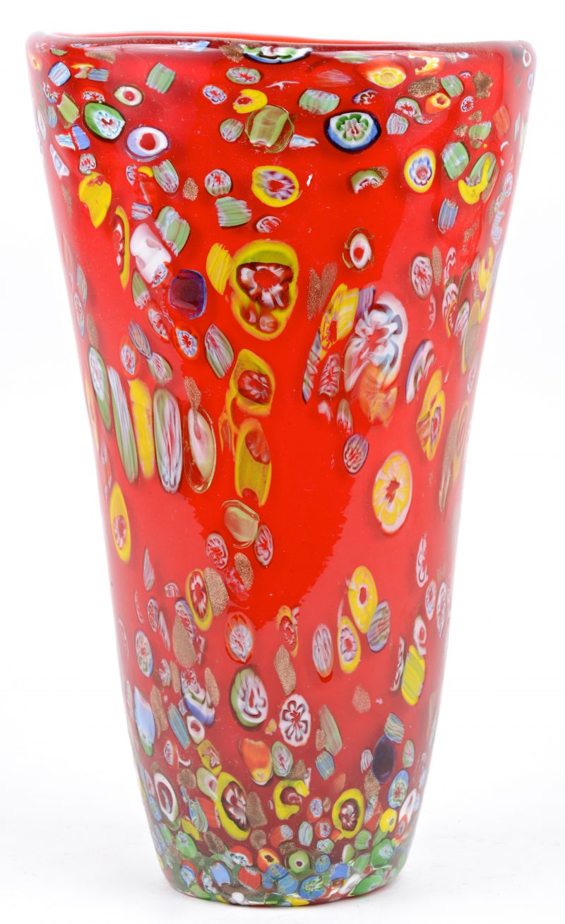 Een vaas van rood Muranoglas met een mirafioredecor.