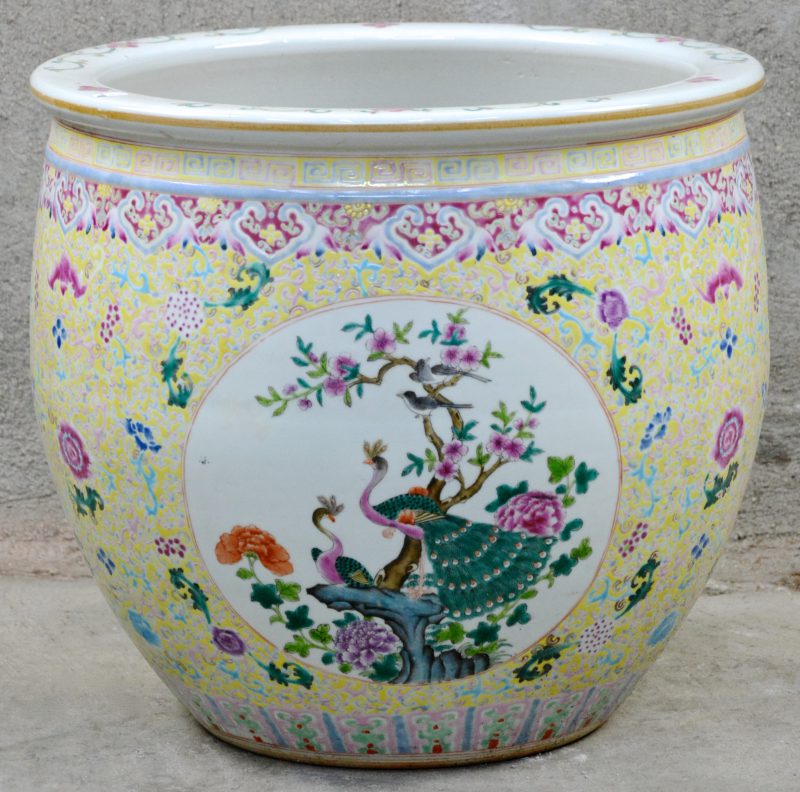 Een grote jardinière van Chinees porselein met een meerkleurig decor van vogels en bloemen.