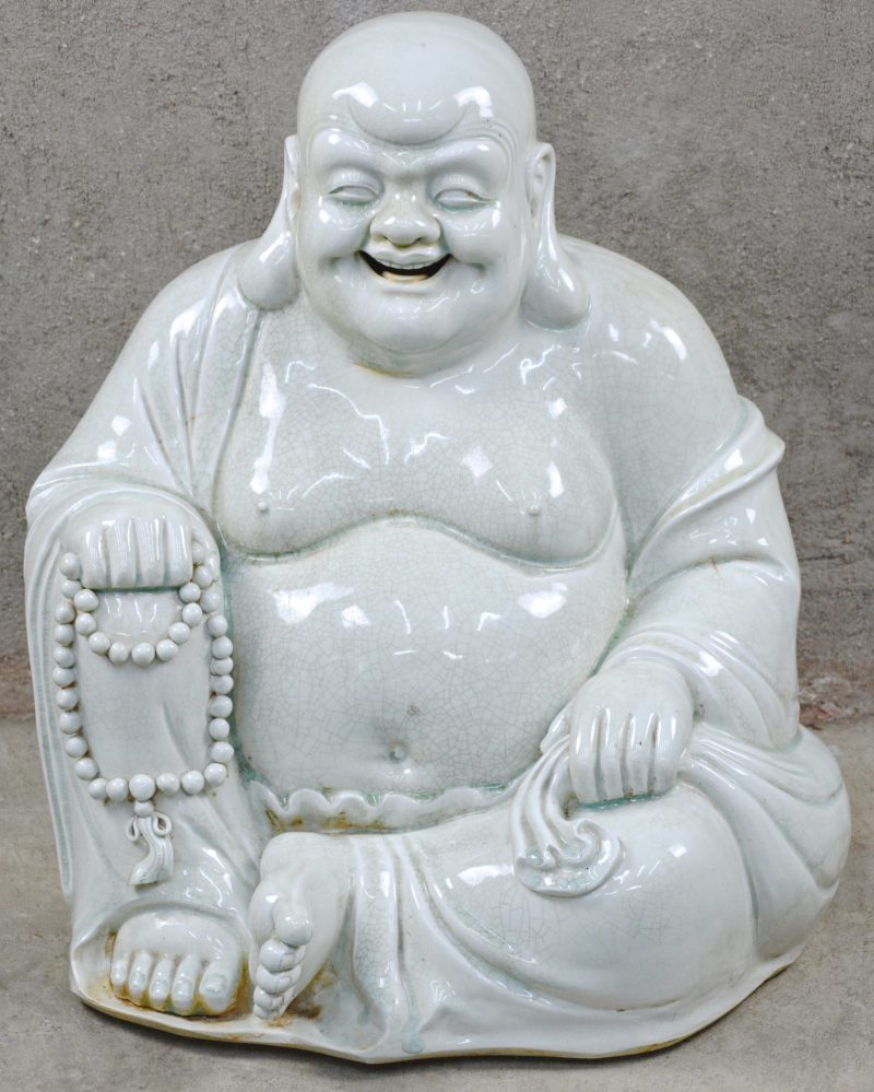 Een grote Chinees porseleinen zittende Boeddha.