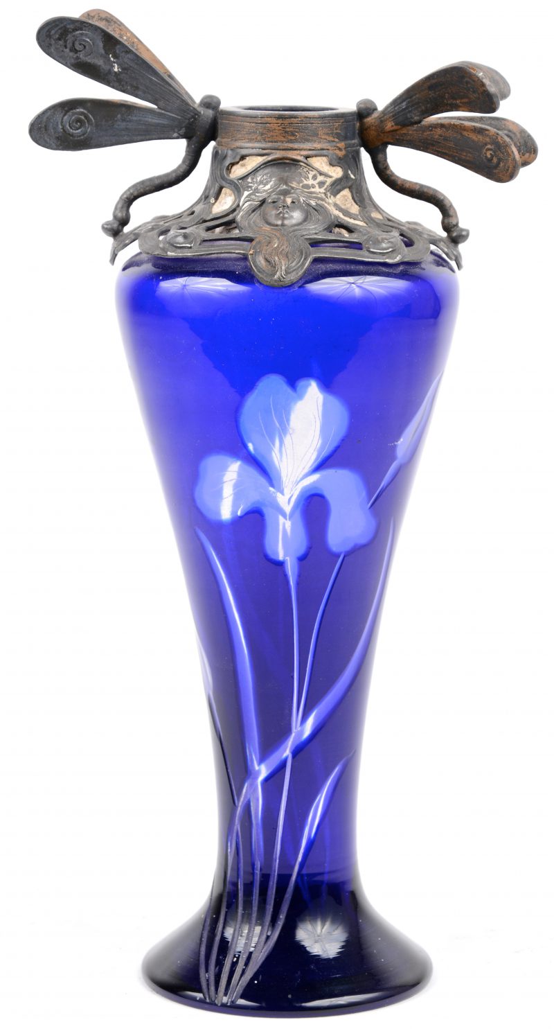 Art nouveau vaasje van kobaltblauw glas bovenaan versierd met libellen van verzilverd metaal. Gemerkt WMF en genummerd.