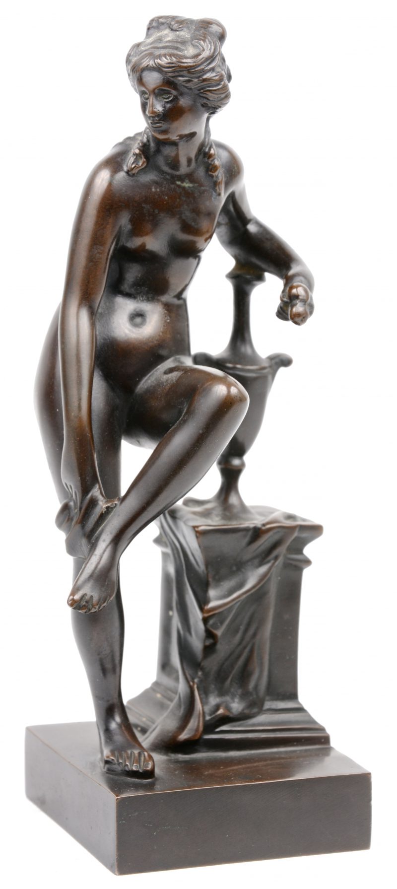 “Vrouwelijk naakt”. Een bronzen beeld met donker patina.