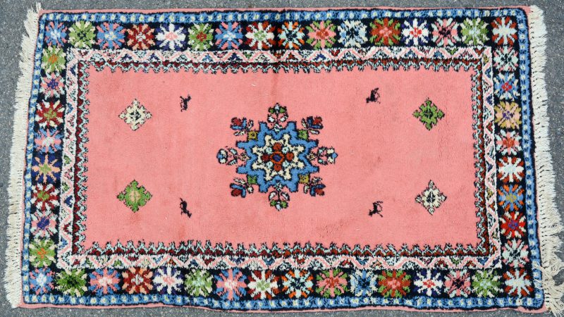 Een handgeknoopt Marokkaans wollen tapijt.