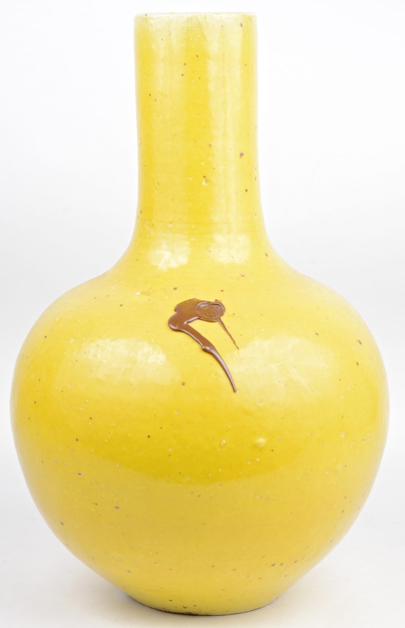 Een buikvaas van Chinees porselein met geel glazuur. Gemerkt met wasstempel.