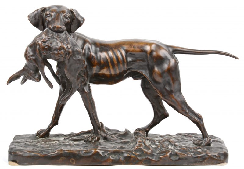 “Jachthond met buit”. Een beeld van donkergepatineerd brons naar een werk van P. J. Mène.