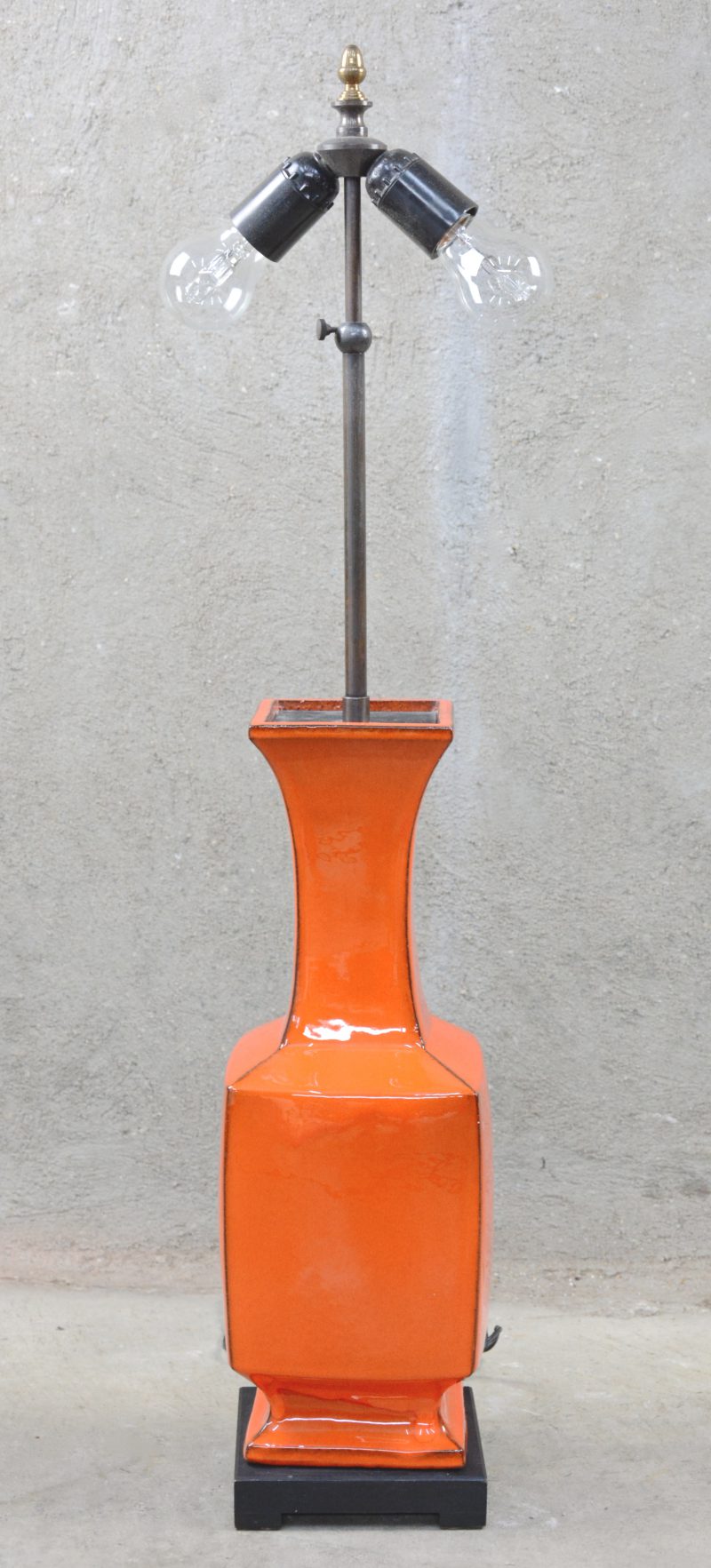 Een aardewerken lampenvoet met oranje glazuur. Jaren ‘60.