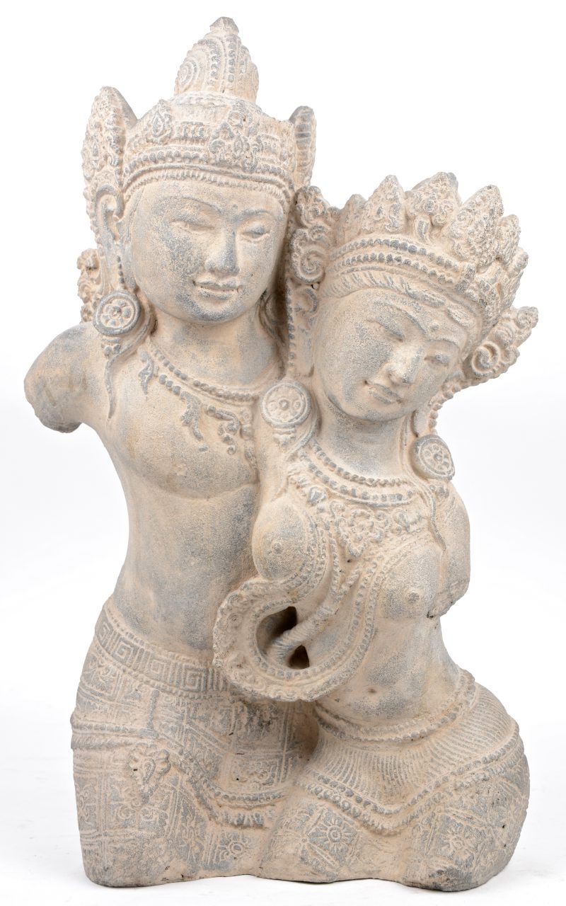 Een boeddhistisch beeld van gegoten steengoed.