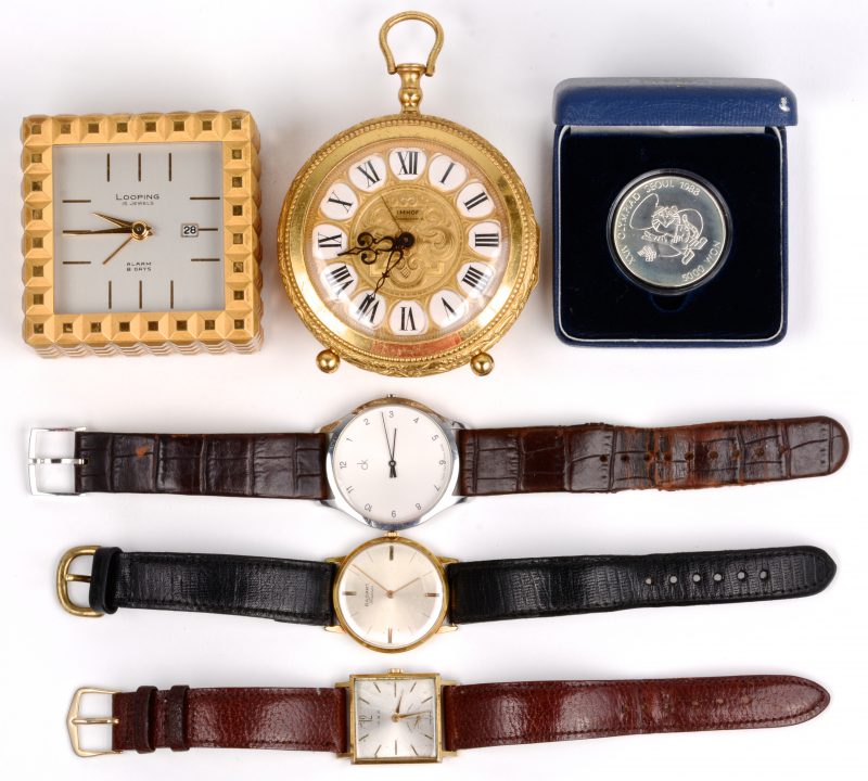 “Seoul 1988”. Een zilveren munt 925 ‰. we voegen er drie verschillende herenhorloges met lederen polsband en twee vergulde wekkers in Gucci bakje aan toe.