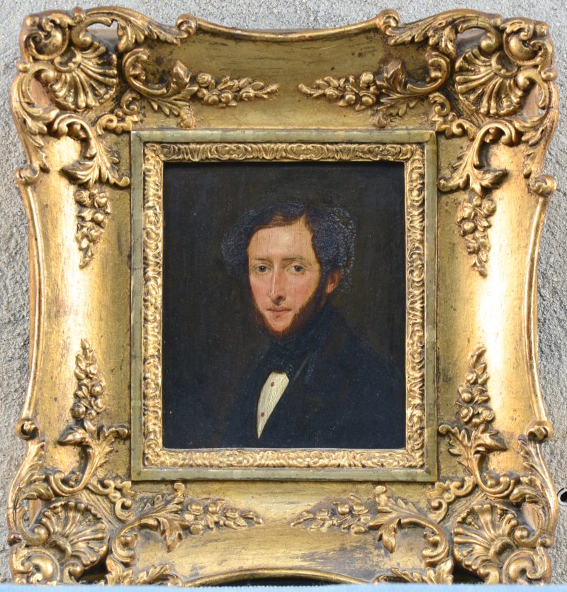 “Mannenportret”. Olieverf op paneel. XIXe eeuw. Slijtage aan vernis.