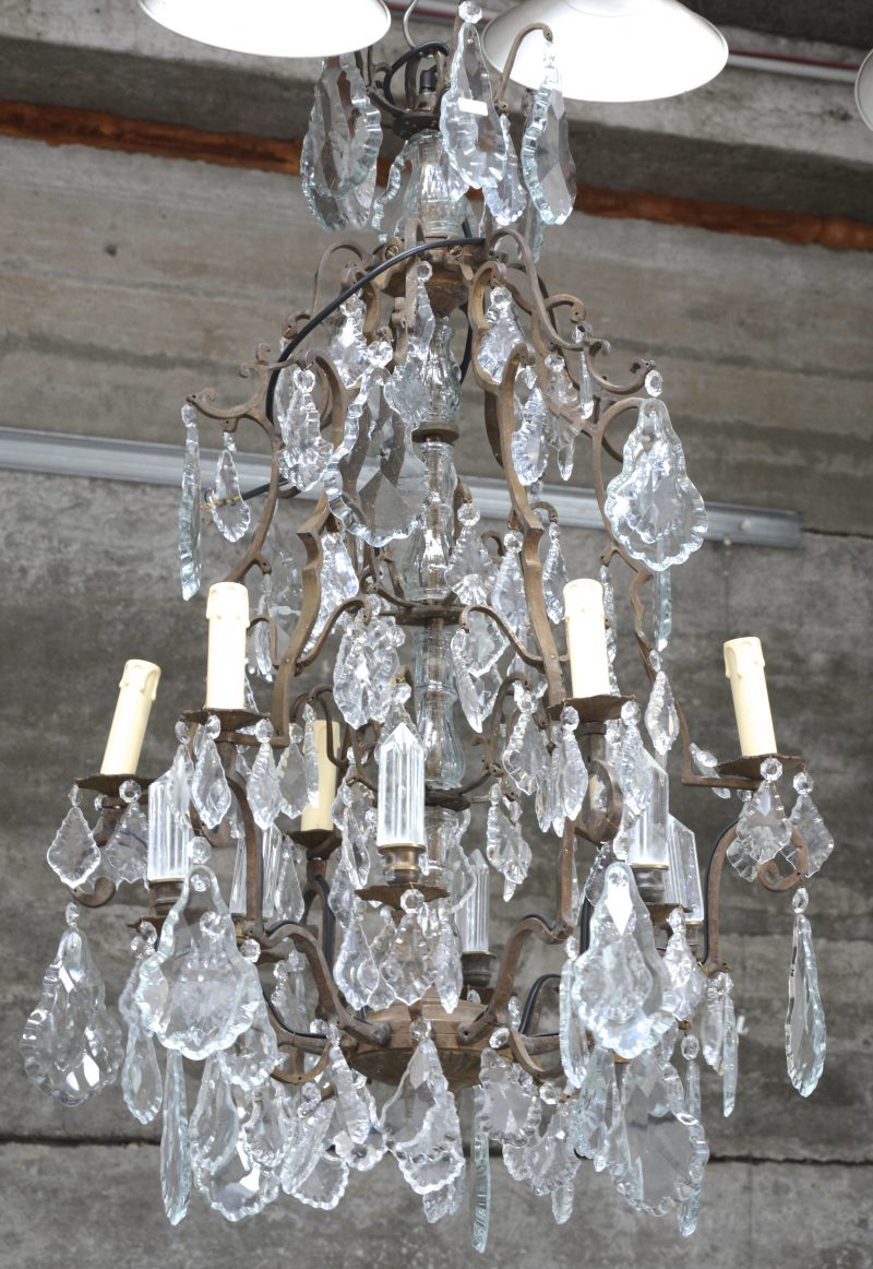 Een hanglamp in Louis XV - stijl met glazen pendeloques.