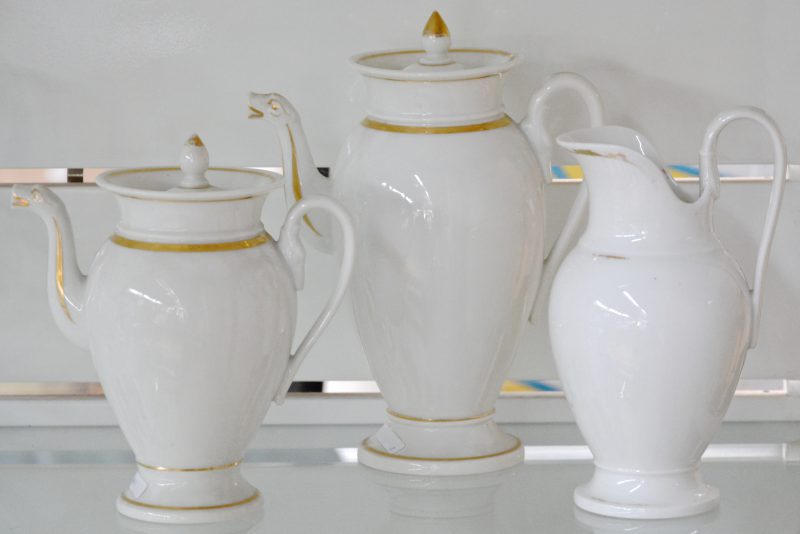 Een theepot, koffiekan en schenkkan van monochroom wit en verguld porselein. Tijdperk Louis-Philippe.
