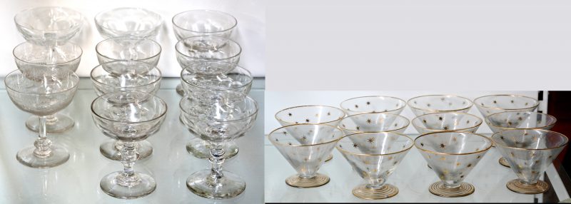 Een lot glas en kristal, bestaande uit elf coupes met vergulde decors en elf kleurloze coupes, waarbij een reeks van zeven en twee paar.