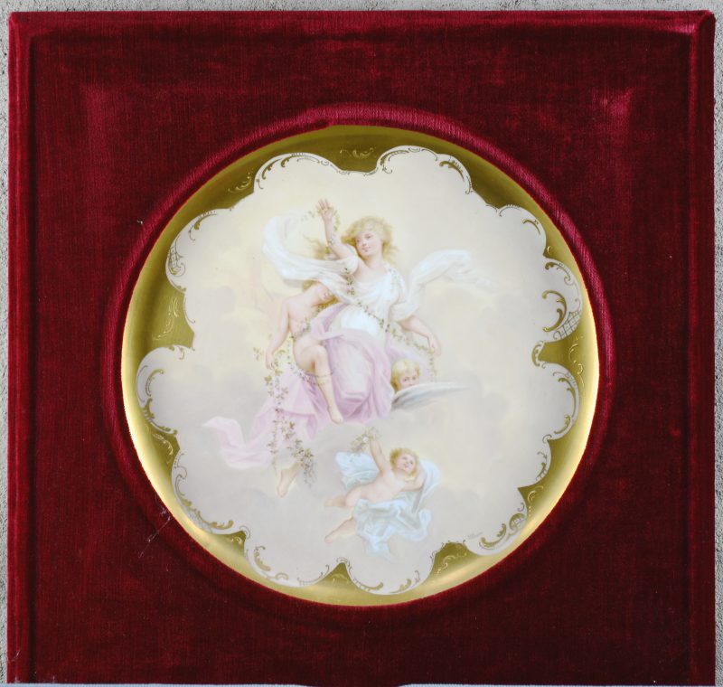 Een grote porseleinen sierschotel met een handgeschilderd en verguld decor van Robert Pilz. Achteraan gemerkt.
