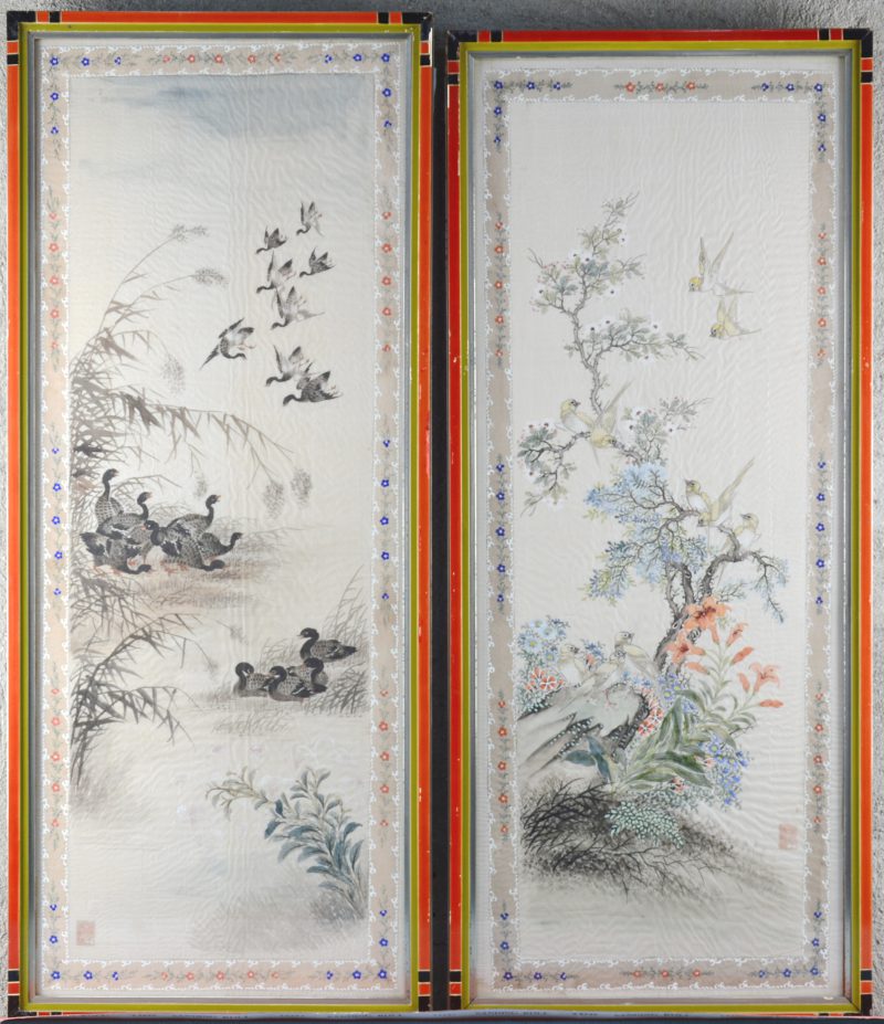 Twee Chinese schilderingen met vogels in landschappen. Gouache op zijde.