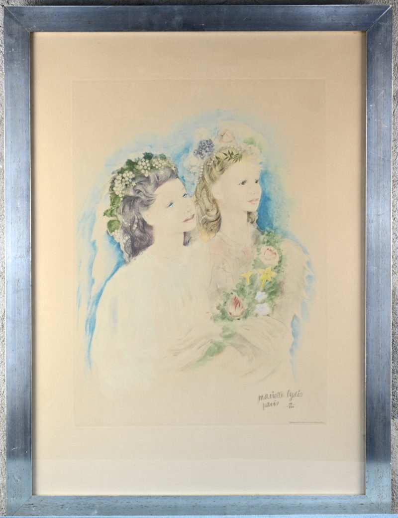 “Twee jonge vrouwen met bloemen”. Kleurenlitho. Gesigneerd en genummerd 14/200n buiten de plaat. Verkleurd papier