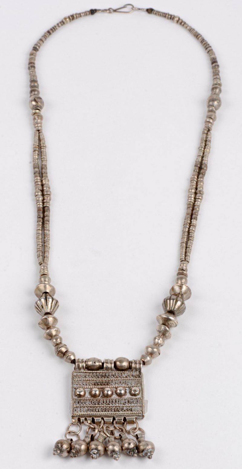 Een zilveren halsketting met amulet. Yemen.