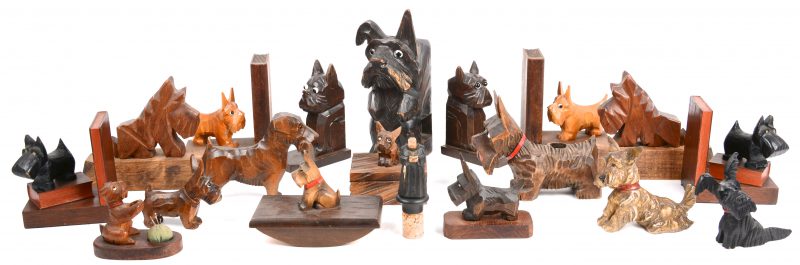 Een lot diverse gebeeldhouwde houten hondjes.