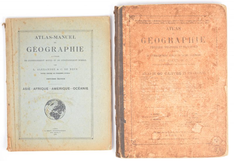 Twee oude atlassen, waarbij één uit 1892 (van Belgische geograaf Alexis Marie Gochet, 1835-1910) en één uit 1926.