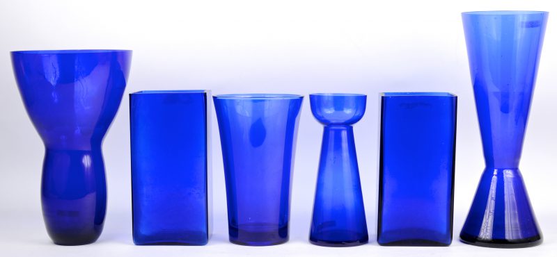 Een lot van zes blauw glazen vazen.