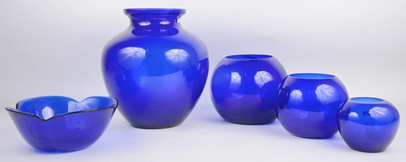 Een lot van vier vazen en een coupe van blauw glas.